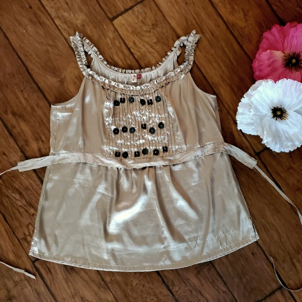 Adorable top, gold w/metal accents